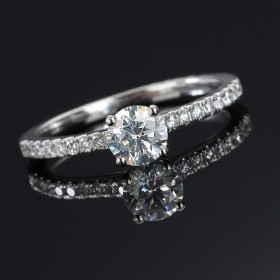 Diamond ring in platinum, 0.66 ct.