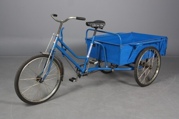 Budcykel med lad.