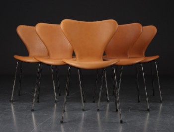 Arne Jacobsen. Seks syverstole model 3107, cognacfarvet læder, sædehøjde 46,5 cm (6)