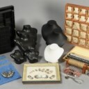 Samling små inventar fra guldsmed bl.a. prøveringe, salgsbakker, smykke stativ m.m. 