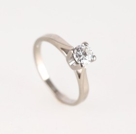 Solitaire diamond ring of 18 kt. white gold, approx. 0.45 ct. W/Plumbing. Ringstr. 52.