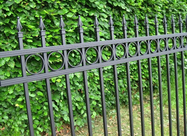 Hegn med spir og stolper - Aluminium - Højde 160 cm. Bredde ca. 9,8 mtr 
