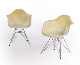 Charles & Ray Eames. Et par spisestole / armstole i hvid, model DAR (2)