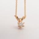 Solitaire brillantvedhæng med brillant på ca. 0.18 ct.  af 14 kt. guld, dertil en kæde af forgyldt sterling sølv