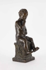 Ubekendt kunstner: Siddende drengebarn, figur af patineret bronze. 1900-tallets begyndelse