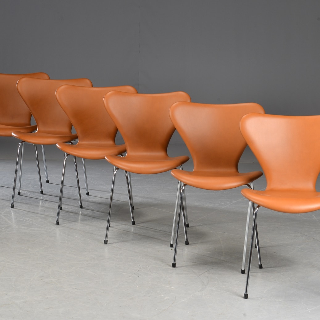 Arne Jacobsen. A set of six chairs 'Seven', model 3107, cognac
