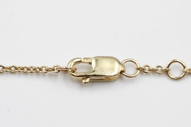 Bracelet made of 14 kt gold with eight natural diamonds totaling 0.25 ct.