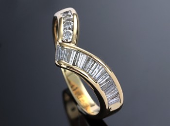 Brillant- og diamantring af 18 kt. guld med V-formet front, i alt 0.70 ct