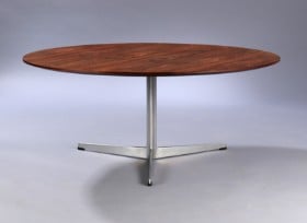 Arne Jacobsen. Cirkulært sofabord med plade af fineret palisander, Ø. 110 cm