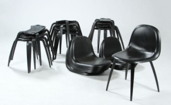 Komplot Design for GUBI.  En samling stole, model 3D med skal af plast, på ben af sortlakeret træ. (13)