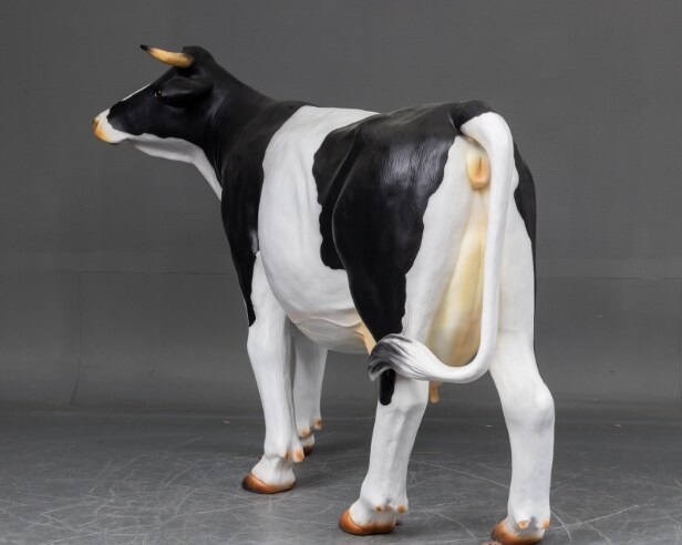 Stor sortbroget ko af kunstmateriale, naturlig størrelse.