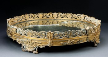 Charles X / Louis Philippe Surtout de table spejlbakke af forgyldt støbt bronze. 19 årh.