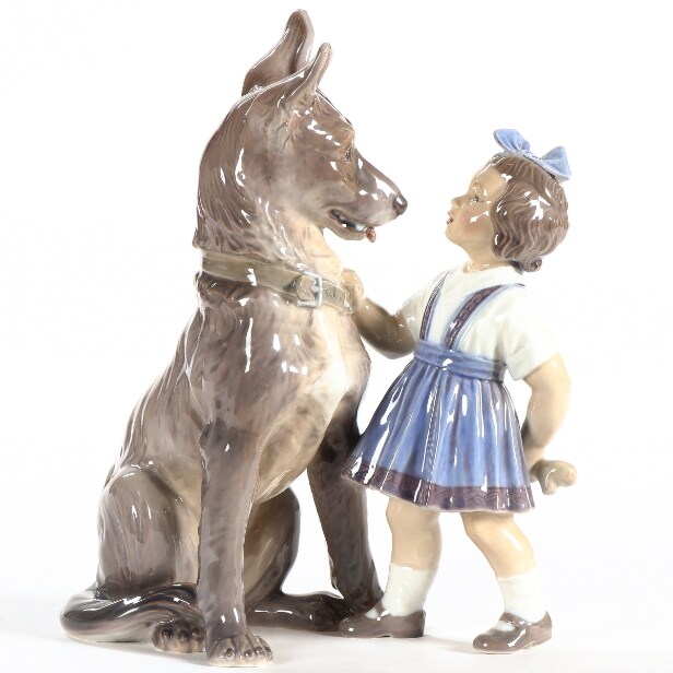 Dahl Jensen. 'Pige med hund og kødben'. Figur af porcelæn, nr. 1213, 2. sort.