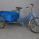 Budcykel med lad.