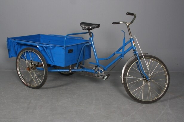 Budcykel med lad.
