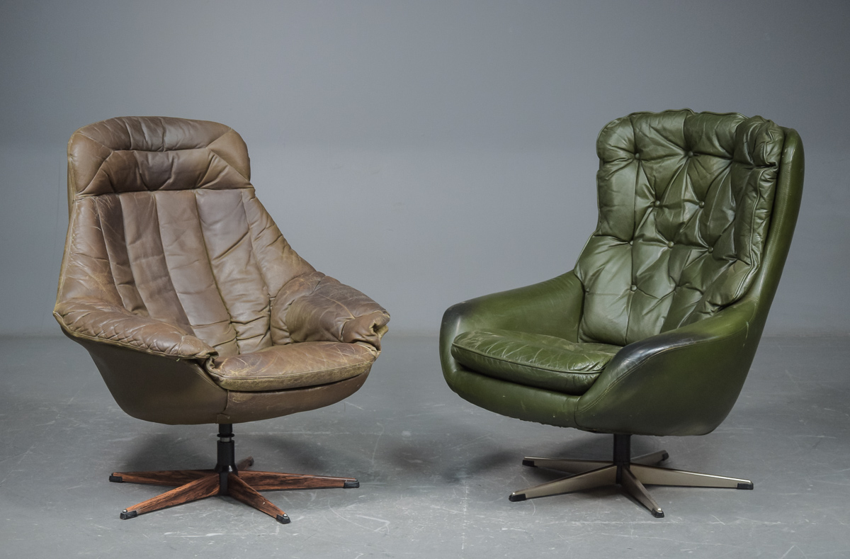 H. W. Klein. Lænestol med læder & lænestol med grønt læder | Lauritz.com