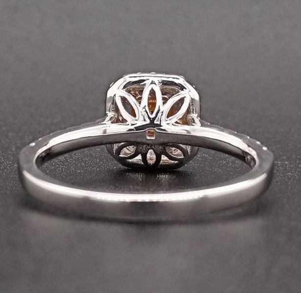 Diamond ring with red violet diamond of 14 kt. white gold, total approx. 0.58 ct.