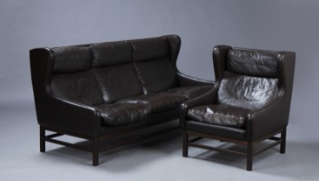 Ubekendt producent. Sofa samt lænestol, læder. (2) -