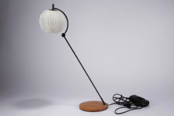 Philip Ludvigsen & Thomas Krause. Bordlampe, model 395, fremstillet hos Le Klint