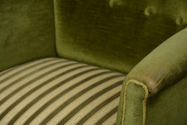 To lænestole, grøn velour / rosa uldstof, 1950'erne (2)