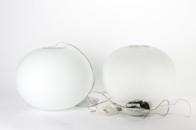 Jasper Morrison. Et par pendler af hvidt opalglas, model 'Glo-Ball S2' (2)