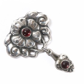 I. Holm. Beautiful silver brooch with cabochon-cut carnelians.