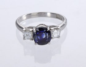 Safir- og diamantring i platin, hhv. 2.79 og 0.40 ct.