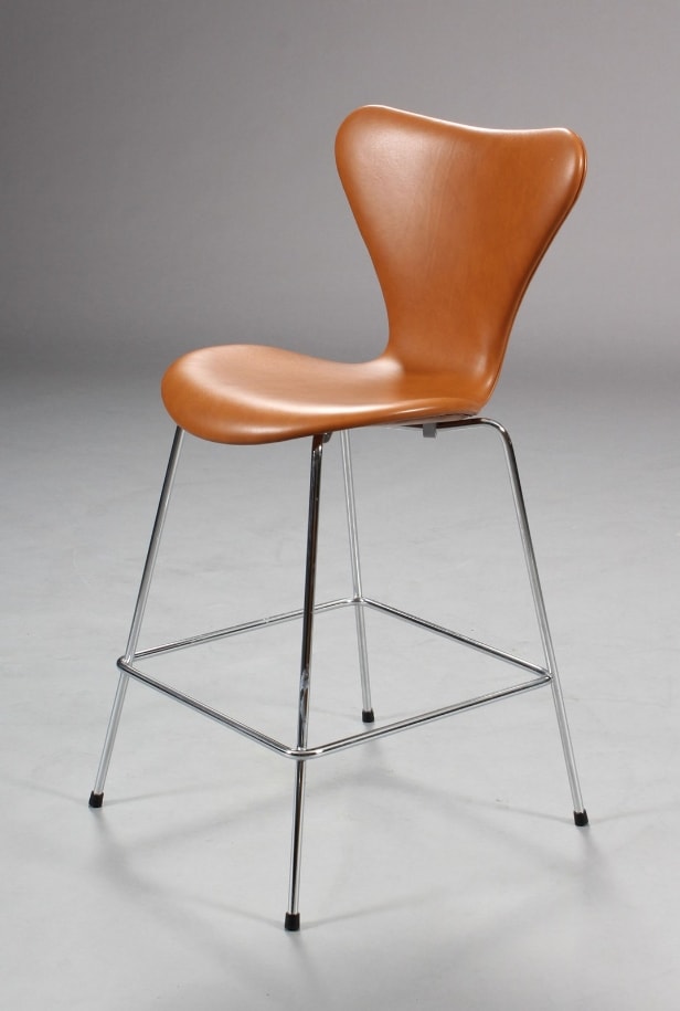 Arne Jacobsen. 7'er barstol, model 3187, nybetrukket