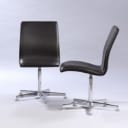 Arne Jacobsen. Et sæt på seks 'Oxford' lavryggede stole. 'Brown label', brun læder (6)