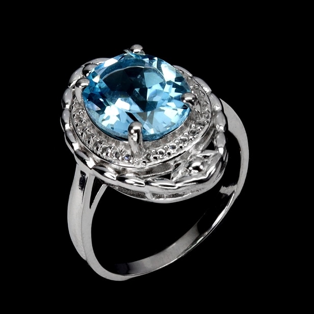 Ring i rhodineret sterlingsølv (925) prydet med større topas, samt mindre hvide topaser.