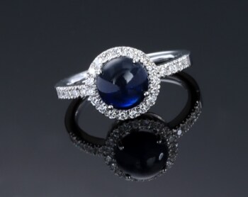 Cabochon safir & brillant rosetring af 18 kt. hvidguld