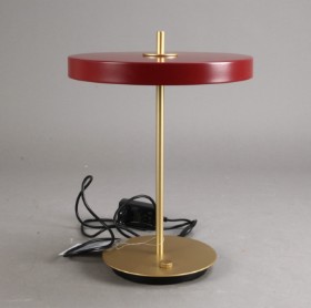 Søren Ravn Christensen for Umage. Bordlampe med USB-opladning, model Asteria Table, ruby red, udstillingsmodel