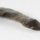 Danmarks Oldtid: Let buet kniv af flint. L. 22,7 cm.