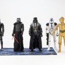 Jakks Pasific Ltd. m.fl.: Fem store Star Wars figurer samt et Star Wars gulvtæppe (6)