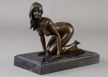 Figur af bronze forestillende ung kvinde