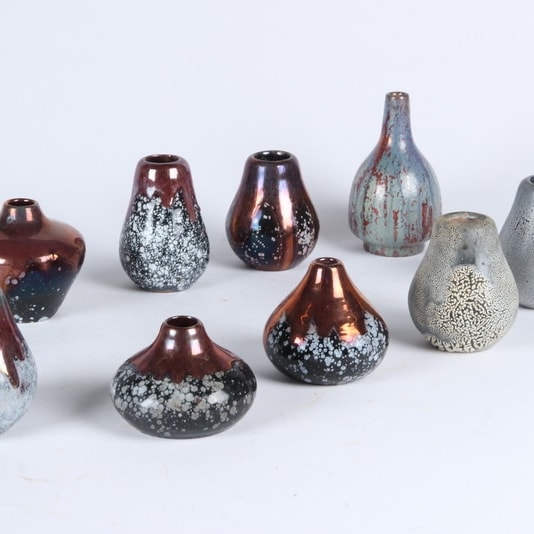 Søren Kongstrand. En samling små vaser af lertøj bl.a. med lustre- og ...