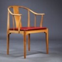 Hans J. Wegner. 'Den kinesiske stol' / 'Kinastolen'. Armstol af massiv lys kirsebær