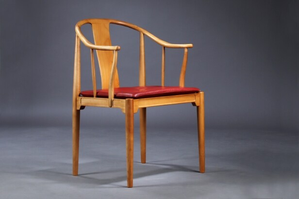 Hans J. Wegner. 'Den kinesiske stol' / 'Kinastolen'. Armstol af massiv lys kirsebær