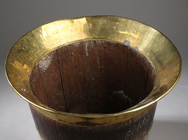 Engelsk spand / vinkøler i eg og messing, 1800-tallet