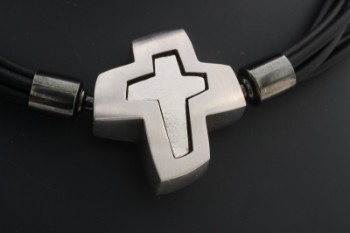 Connectionlås af sterling sølv, dertil en kæde med 6 rækker sorte silikonesnore