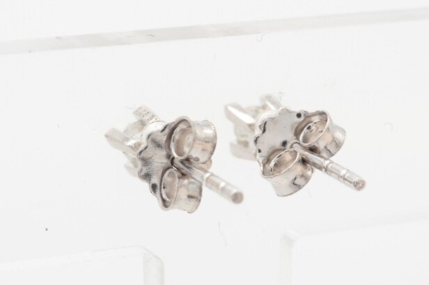 Pair of solitaire diamond earrings, 14 kt. white gold, approx. 0.10 ct