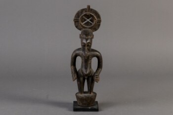 Africana, Senufo figur af udskåret træ monteret på fod af metal
