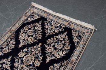 Persisk Nain tæppe 135x90 cm. Uld med silke.