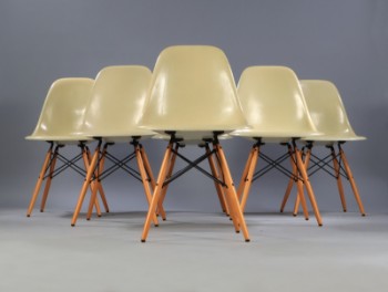 Charles Eames. Sæt på seks skalstole, model DSW, creme glasfiber, ahorn. (6)