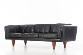 Illum Wikkelsø. Tre-personers fritstående sofa, model V11