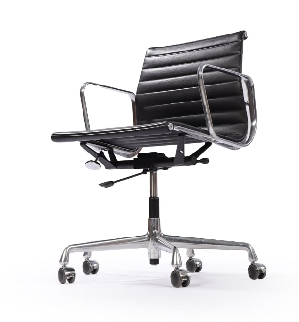 Charles Eames. Kontorstol i sort læder, model EA-117 'full leather'