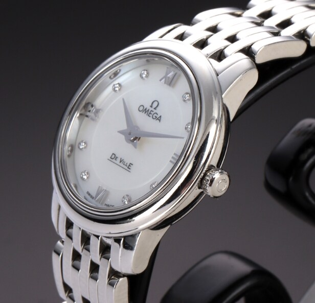 Omega 'De Ville Prestige'. Dameur i stål med brillantbesat perlemorsskive - boks + cert. 2019