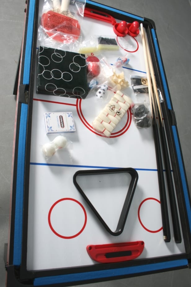 Multi-spillebord med stel i hård plast, 9 spil bla.bordfodbold bordtennis, bordhockey..,
