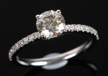 Brillantring af 14 kt hvidguld, centersten ca. 1.01 ct.,