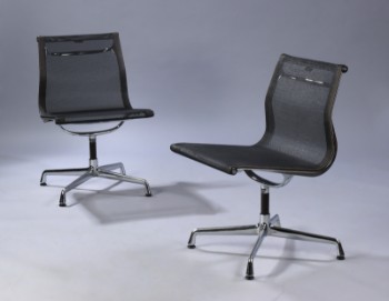 Charles Eames. Et par stole, model EA-105 - grå net. (2)